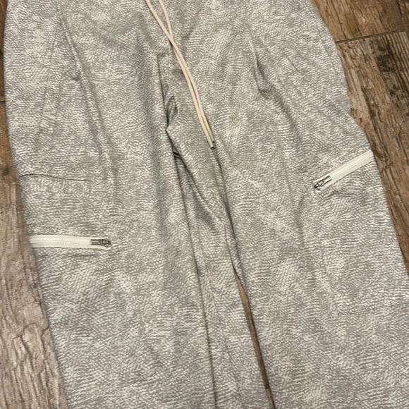 Athleta Venture Printed Pant Size 6 Casual Featherweight Stretch Viper Grey - Picture 3 of 7